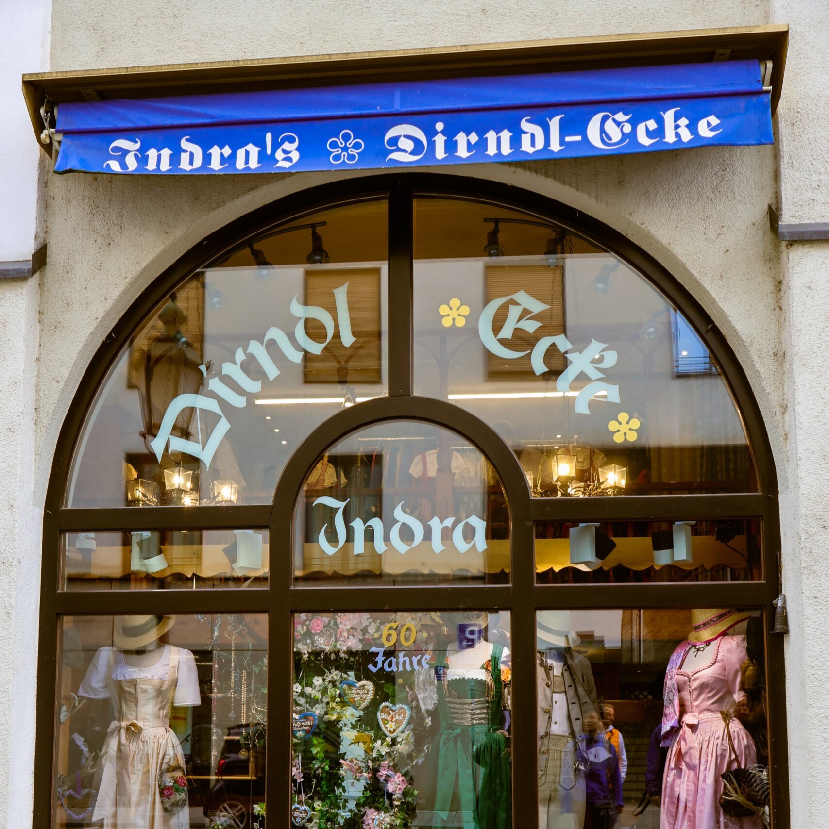 kimia-olcCKKJ3THM-unsplash dirndel och lederhosen
